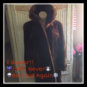 - 🎉HP🎉Sale!!Gorgeous On Trend Faux Fur Coat